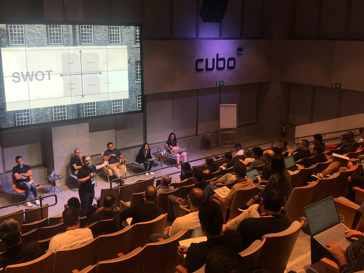 Imagem do curso Business Essential no auditório do Cubo