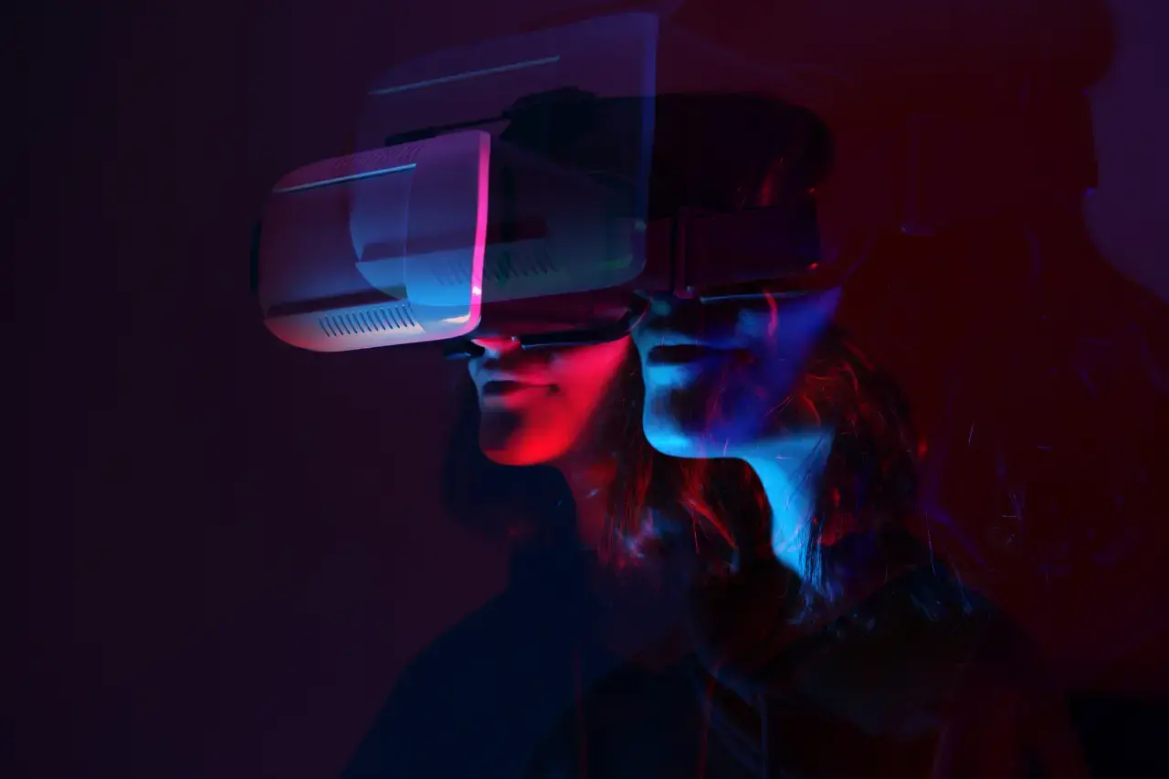 A imagem apresenta o perfil de um rosto humano usando um óculos de Realidade Aumentada. O tema do artigo é tendências tecnológicas.